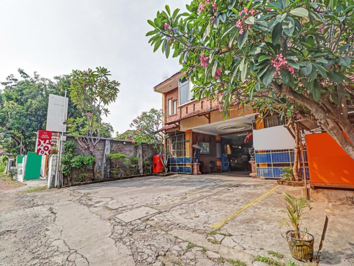 Oyo 90408 Hotel Horton Cirebon Esterno foto