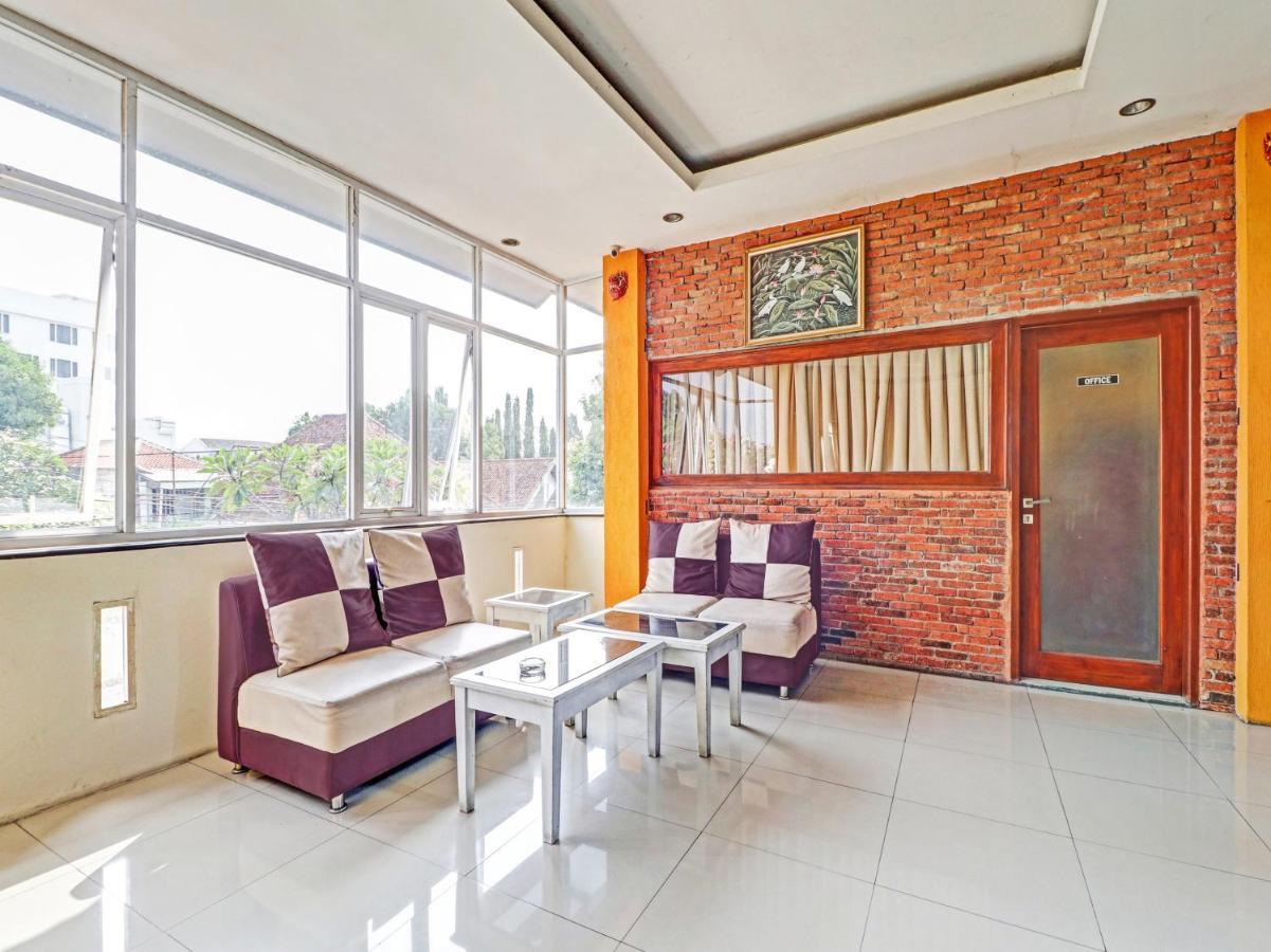 Oyo 90408 Hotel Horton Cirebon Esterno foto